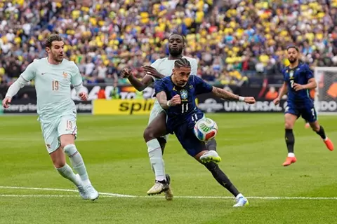 فرنسا بـ 10 لاعبين تفوز على البرازيل وديا في أمريكا